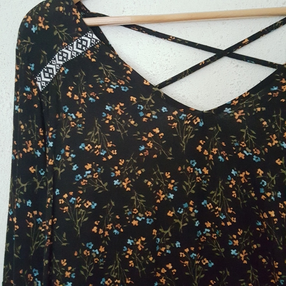 Avenue || 14/16 Plus Criss cross floral Top - Picture 3 of 6